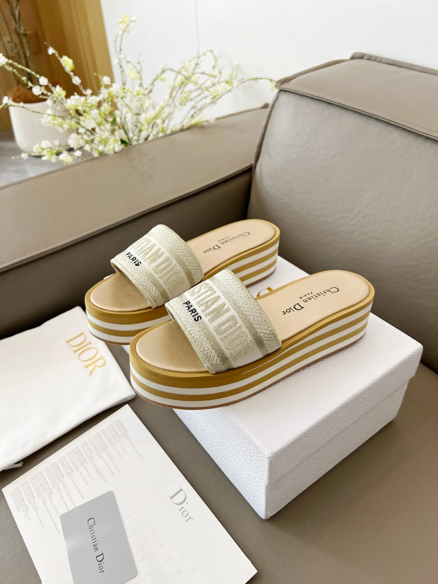 👟👟Ex-factory price 480👟👟 Dior's new spring and summer IVIETA DWAY jelly-colored flat-soled one-slip women's shoes with CD letter logo three-dimensional embroidery thick-soled round toe open-toe slippers. The original version is developed to be the top version on the market. It feels soft and delicate on the feet and is extremely comfortable. Material: Upper imported raffia electric embroidery high-temperature water-soluble cotton technical fabric + water-dyed cowhide foot pad lining + original consistent combination outsole Outsole: original outsole Size: 35-42 (40.41.42 custom-made, non-refundable and non-exchangeable)